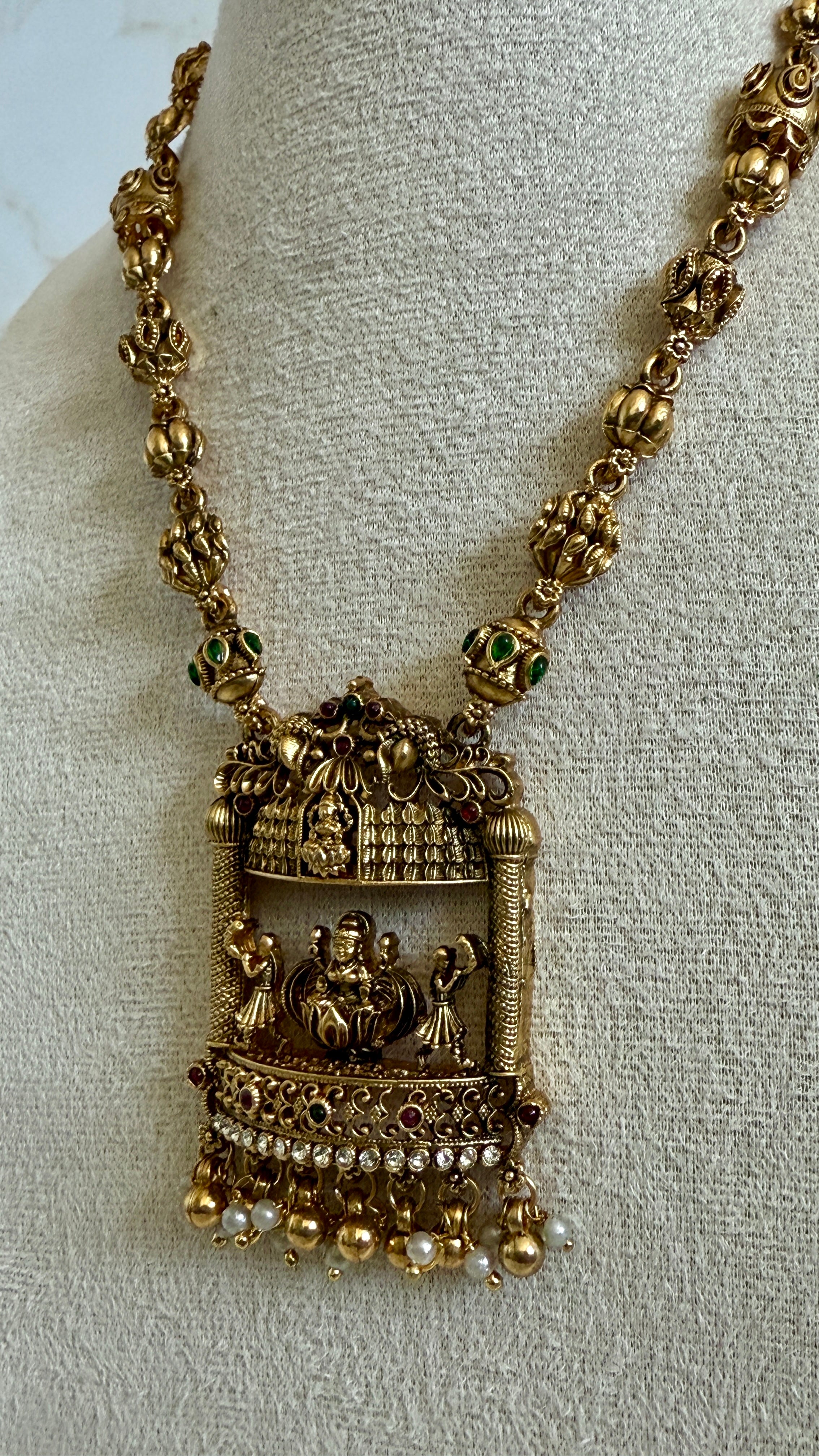 Temple Neckpiece Set